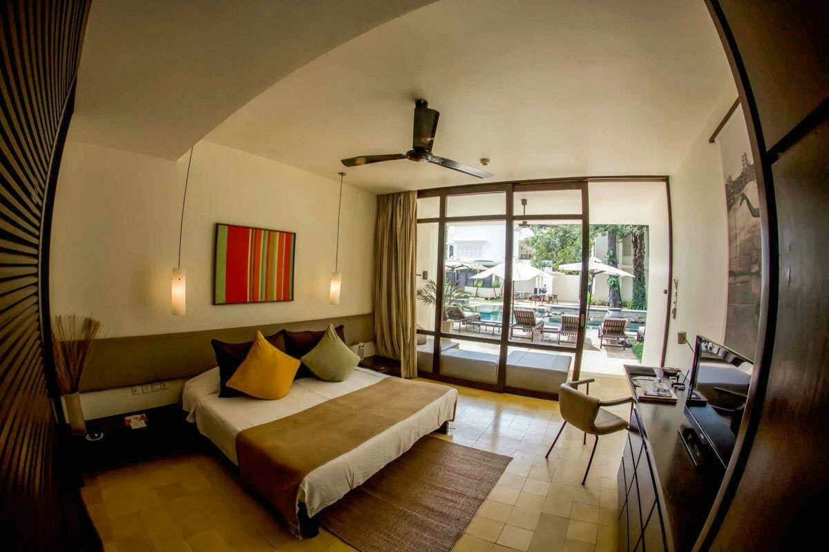 Vue en fisheye sur piscine et chambre de luxe à Siem Reap