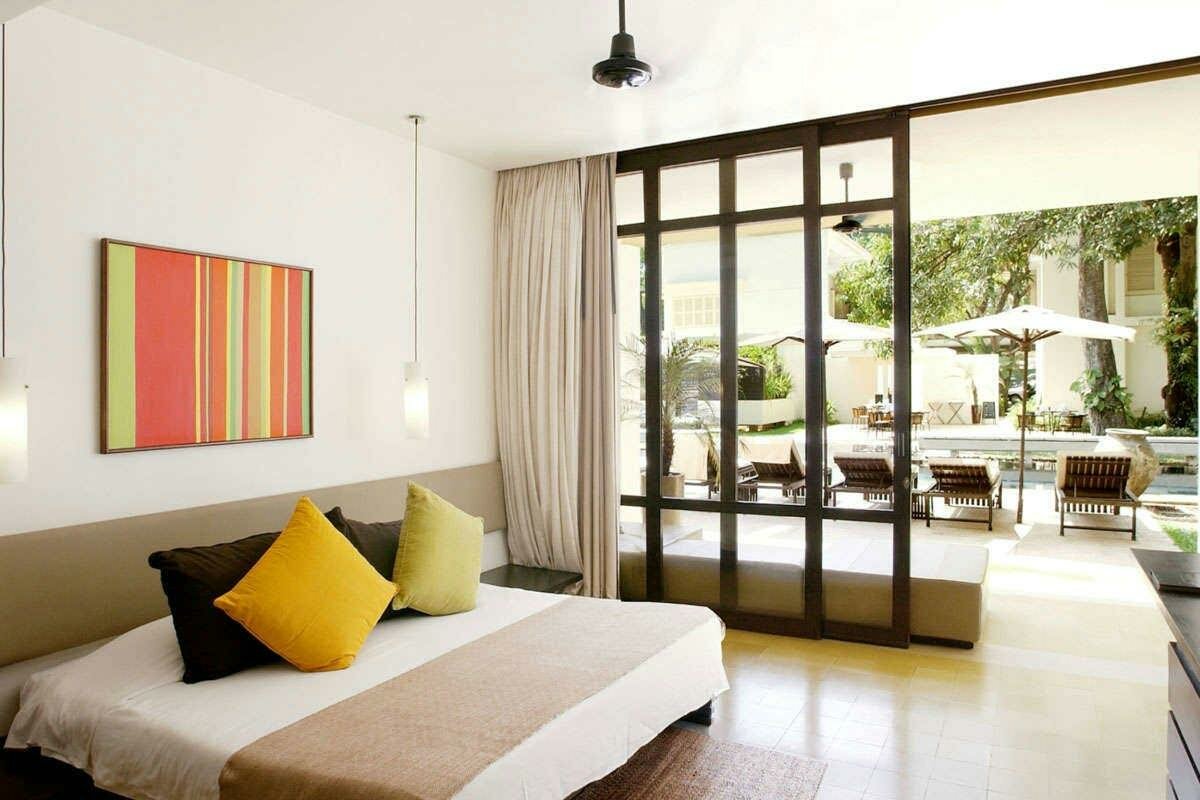 Vue sur piscine et chambre de luxe 