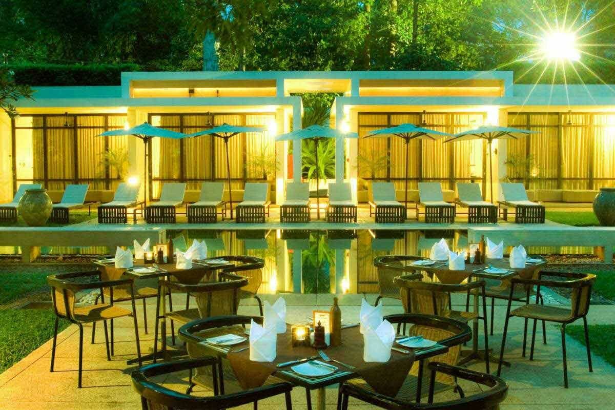 La terrasse et la piscine du FCC Angkor 