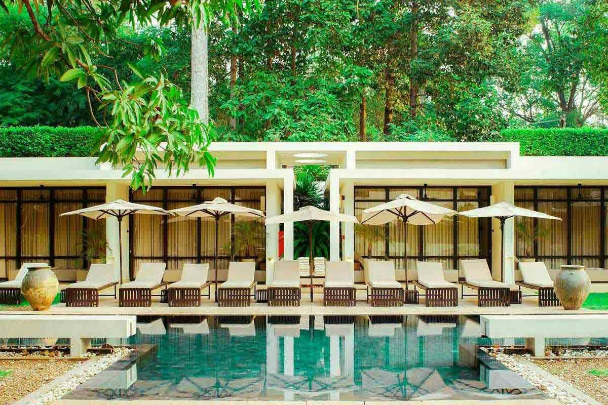 Chaises longues autour de la piscine 